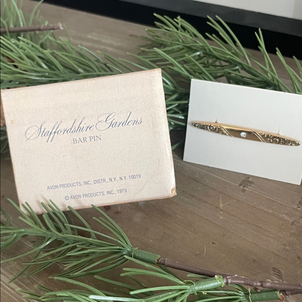 Vintage Avon Gold Bar Pin with Pearl Detail 1979